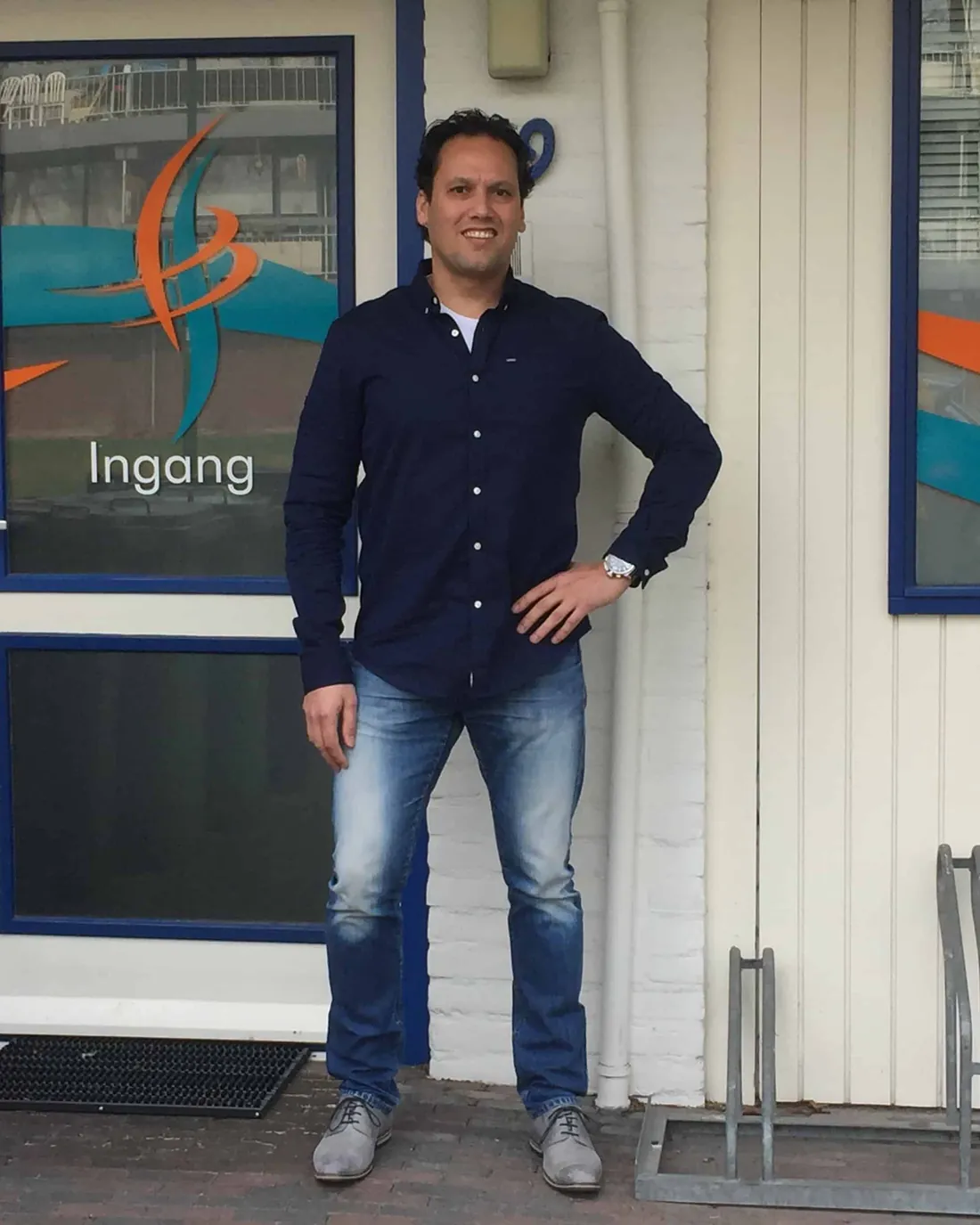 Viyai Doekhie, eigenaar van Fysio de Varen, bij de ingang van de praktijk